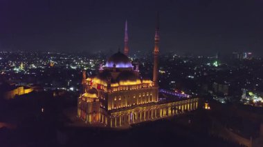 Hava aracı görüntüleri Salah Edden 'ın Ayobis Kalesi' ni gösteriyor. Eski Kahire, Mısır 'daki Salah El Din Kalesi' nin nefes kesici manzaralarını keşfedin ve Salah Elen Kalesi 'nin tarihini tecrübe edin..