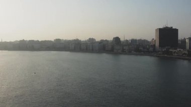 İskenderiye 'deki çarpıcı Akdeniz' in nefes kesici insansız hava aracı görüntüleri. Kıyı şeridinin, kristal berrak suların ve gökyüzünden canlı manzaraların güzelliğini keşfedin..