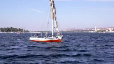 Aswan - Mısır 25-7-2021: Aswan, Mısır 'daki Nil Nehri' nin nefes kesici manzarasını tecrübe edin. Bu ikonik manzara Nil 'in güzelliğini gözler önüne seriyor. Bu da onu gezginler ve fotoğrafçılar için bir hedef haline getiriyor..