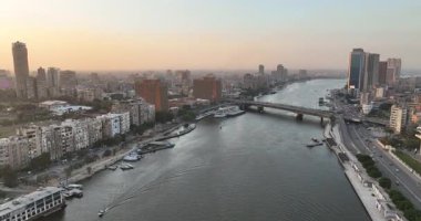 Mısır Kahire 27 Mart 2024: NBE Genel Merkezi Kahire şehir merkezinin hava görüntülerinde belirgin bir şekilde yer almaktadır, büyüleyici Nil Nehri 'nin yanı sıra canlı Corniche gezinti alanı ve şehir dinamik manzarası sergilenmektedir..