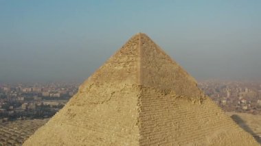 İnsansız hava araçları Mısır 'daki Giza Piramitleri' ndeki Khafre Piramidinin tepesinde dairesel desenler çizerek uçar ve bu antik harikanın ve etrafındaki manzaranın çarpıcı hava görüntülerini yakalar..