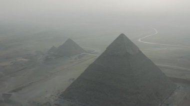 Mısır 'ın ikonik Giza Piramitleri' nde yer alan Menkaure ve Khafre piramitlerinin hava görüntüsünü deneyin. Bu antik yapıların tarihsel önemini ve ihtişamını keşfedin..