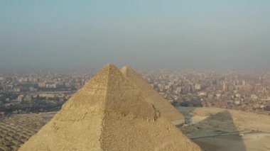Giza Piramitleri 'nde yer alan Khufu ve Khafre piramitlerinin hava görüntüsü, bu ikonik yapıların olağanüstü antik mimarisini ve tarihsel önemini gözler önüne seriyor..