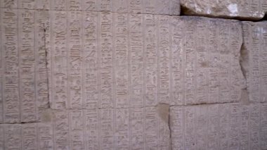 Hiyeroglif oymalar Dendera 'da bulunan antik Mısır tapınağı Hathor' un iç duvarlarını süslüyor ve antik Mısır kültüründe çarpıcı sanatsal ve tarihsel önemi sergiliyor..