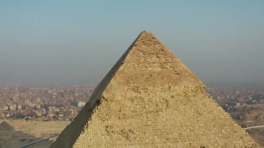 İnsansız hava aracı Mısır 'daki Giza Piramitleri' ndeki Khafre Piramidinin tepesinde muhteşem dairesel görüntüler yakalıyor, mimari mucizeyi ve çevresindeki manzarayı güzel bir şekilde sergiliyor..