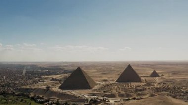 Bir dron tarafından yakalanan Giza piramitlerinin hava görüntüsü Giza 'nın ikonik piramitlerini sergiliyor, bu antik harikanın ve Mısır' daki tarihi öneminin çarpıcı bir perspektifini sunuyor..