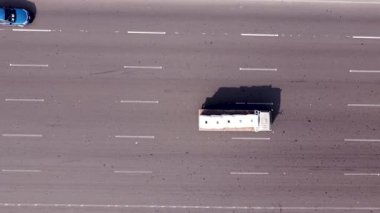 Yaz akşamı gün batımında bir kamyon ve diğer araçların hava görüntüsü. Akşamları Kahire Ismailia Desert Yolu 'ndaki trafiğin hava perspektifi.