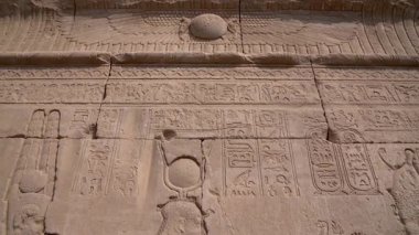 Ken kenti yakınlarındaki Mısır Dendera 'da bulunan ve aynı zamanda Hathor Tapınağı olarak da bilinen Dendera Tapınağı' nın çarpıcı iç mekanını keşfedin. Antik Mısır mimarisi ve sanatını keşfedin.