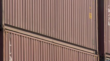 Port Said, Mısır - 7 Aralık 2020: Port Said Limanı 'ndaki Gantry vinci ile birlikte istiflenmiş çeşitli nakliye konteynerleri, Mısır' daki bu önemli denizcilik merkezinin dinamik operasyonlarını ve lojistik becerilerini ön plana çıkarmaktadır..