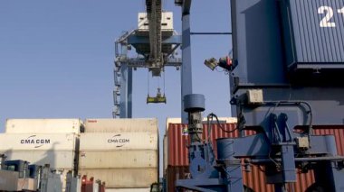 Port Said, Mısır - 7 Aralık 2020: Bu önemli nakliye merkezini tanımlayan işlemleri ve lojistikleri gösteren, Port Said Limanı 'nda çeşitli nakliye konteynırları yan yana istiflenmiş..