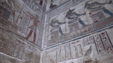 Mısır 'ın Dendera kentindeki Hathor Tapınağı' ndaki ünlü hiyeroglif oymayı keşfedin. Dendera Işıkları olarak bilinen bu antik yeraltı oyması görünüşe göre büyük ampulleri resmediyor..