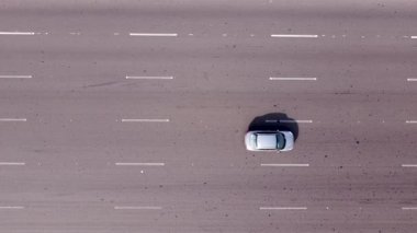 Yaz akşamı günbatımında bir kamyon ve diğer araçların hava görüntüsü. Akşamleyin Kahire Ismailia Çöl Yolu 'ndan geçen otoyol trafiği..