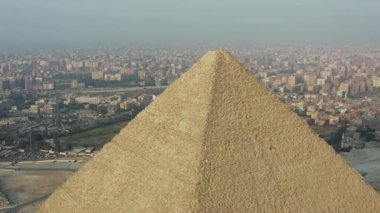 İnsansız hava araçları Mısır 'daki ikonik Giza piramitlerinden biri olan Khufu Piramidinin tepesinde dairesel uçuşlar gerçekleştiriyor. Bu antik anıtın çarpıcı manzaraları ve benzersiz perspektifleri sergiliyor..