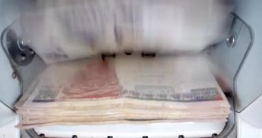 Mısır para saymak için elektronik para sayma makinesine yakın çekim. Bu makine 200 Mısır banknotunu işliyor, yatırım sermaye işlemleri ve verimliliği artırıyor.