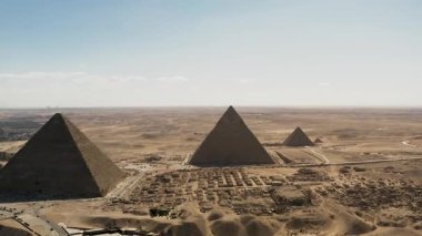 İnsansız hava aracı tarafından yakalanan Giza piramitlerinin hava perspektifi bu ikonik yapıların görkemli ve Mısır 'ın Giza kentindeki tarihsel önemini gözler önüne seriyor..