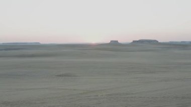 Gün batımında bir uçaktan görülen Fayoum Çölü 'nün nefes kesici hava manzarasını deneyin. Bu çarpıcı çölün üzerinde uçmak unutulmaz maceralar için bir numaralı turistik cazibedir..