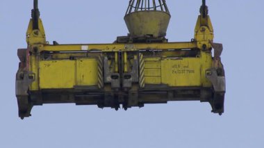 Port Said, Mısır - 7 Aralık 2020: Port Said Limanı 'nda bulunan çeşitli nakliye konteynerleri bölgedeki deniz lojistik ve konteynır işlemleri hakkında canlı bir görüş sağlıyor.