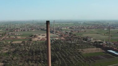 Şehirdeki eski bir borunun ya da bacanın havadan görüntüsü. Bu tarihi tuğla fabrikası endüstriyel mimariyi sergiliyor ve zengin üretim mirasını ön plana çıkarıyor..