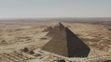 İnsansız hava aracı Giza Piramitleri 'nin gökyüzündeki görkemli Giza Piramitleri' ni görüntüledi. Bu ikonik tarihi mekan ve çevresi için eşsiz bir bakış açısı sunuyor..