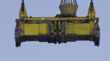 Port Said, Mısır - 7 Aralık 2020: Port Said Limanı 'ndaki gantry vinçle birleştirilmiş çeşitli nakliye konteynerleri, bu yoğun ticari merkezdeki konteyner lojistik ve nakliye operasyonlarının dinamik bir görüntüsünü sunuyor..