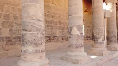 MÖ 3. yüzyılda Mısırlı firavunlar tarafından Aswan 'da inşa edilen Antik Yunan Tapınak Kompleksini deneyin. Bu tarihi yer Mısır 'daki tanrıça Isis' e adanmıştır..