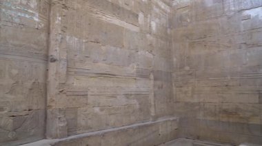 Dendera Tapınağı, Mısır 'da küçük bir kasaba olan Denderah' da yer alır. Bu tapınak kompleksi eski Mısır 'ın en iyi korunmuş yerlerinden biri..