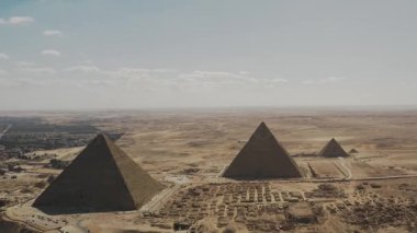 Giza piramitlerinin hava görüntüsü, insansız hava aracı tarafından yakalanan Giza 'nın büyüleyici piramitlerini gösteriyor. Görkemli antik yapıları bu İHA görüntüleriyle eşsiz bir perspektiften deneyimleyin..