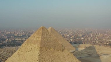 Giza Piramitleri 'nde yer alan Khufu ve Khafre piramitlerine ait hava perspektifi, Mısır' da yüzyıllardır ziyaretçileri büyüleyen bu ikonik antik yapıların çarpıcı bir görüntüsü sunuluyor..