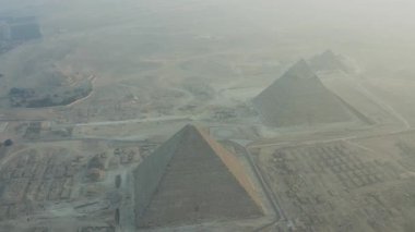 İnsansız hava aracı tarafından yakalanan Giza piramitlerinin hava görüntüsü, Giza, Mısır 'daki bu antik harikaların çarpıcı mimarisini ve tarihsel önemini gözler önüne seriyor. Bu eşsiz perspektifi keşfet.