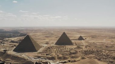 Giza piramitlerinin insansız hava görüntüsü, Giza 'nın görkemli piramitlerini gözler önüne seriyor, onların ihtişamını ve tarihsel önemini herkes için hayranlık uyandırıcı detaylarla yakalıyor..