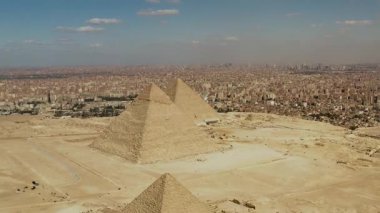 İnsansız hava aracı Giza Piramitleri 'nin gökyüzündeki muhteşem Giza Piramitleri' ni görüntüledi. Bu ikonik harikalar ve tarihi mekan üzerine eşsiz bir bakış açısı sundu..