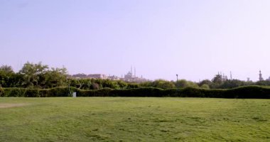 Selahaddin Kalesi 'nin ve muhteşem Muhammed Ali Camii' nin muhteşem manzarasını Kahire 'yi gezmek ve fotoğraf çekmek için mükemmel bir yer olan AlAzhar Parkı' ndan izleyin..