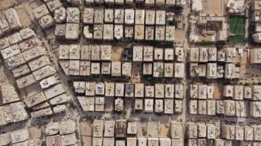 Giza Mısır 'daki Piramitler Bahçesi' nin havadan aşağı görüntüsü çatılar ve sokaklar üzerinde İHA uçuşunu gösteriyor, araçları yakalıyor ve yavaşça yukarı doğru hareket ediyor..