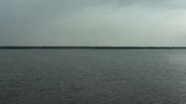 Mısır 'ın Fayoum kentinde, Moeris Gölü yakınlarındaki Qarun Gölü' ndeki göçmen flamingolara tanık olun. Bu çarpıcı yer, bu güzel kuşları doğal ortamlarında gözlemlemek için eşsiz bir fırsat sunuyor..