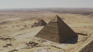 İnsansız hava aracı Giza Piramitleri 'nin havadan görüntüsünü yakalıyor, Giza' nın görkemli piramitlerini yukarıdan gösteriyor, muhteşem ve tarihsel önemlerini çarpıcı detaylarla vurguluyor..