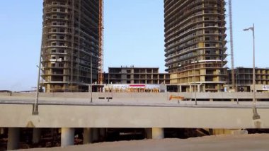 El Alamein, Mısır - 28 Temmuz 2021: Mısır 'da devam eden New Alamein City inşaatı bölgeyi modern bir şehir merkezine dönüştürüyor. Bu gelişme, bölgedeki turizm, konut ve ekonomik büyümeyi artırmayı hedefliyor.