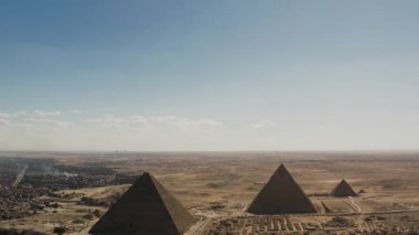 Giza piramitlerinin insansız hava aracı tarafından yakalanan hava görüntüsü Giza 'daki antik piramitlerin büyüleyici manzaralarını ve mimari harikalarını sergiliyor. Bu gezginler için bir hedef olmalı..