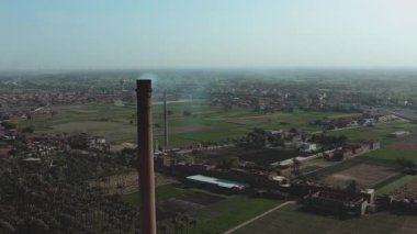 Şehirdeki büyük eski bacanın havadan görünüşü. Bu tarihi tuğla fabrikası endüstriyel mimariyi sergiliyor ve geçmişe bir göz atıyor. Bu da onu araştırılması gereken önemli bir dönüm noktası yapıyor..