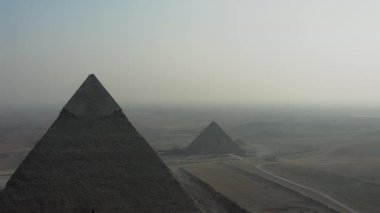 Mısır 'daki Giza Piramitleri kompleksinde yer alan Menkaure ve Khafre piramitlerinin hava görüntüsü muazzam çöl manzarasına karşı ihtişamlarını ve tarihsel önemlerini gözler önüne seriyor..