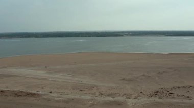 Mısır, Fayoum 'daki Qaroun Gölü' nün nefes kesici hava manzarasını keşfedin. Moeris Gölü olarak da bilinen bu çarpıcı doğal mücevher, pitoresk bir manzara ve zengin biyolojik çeşitlilik sunuyor..