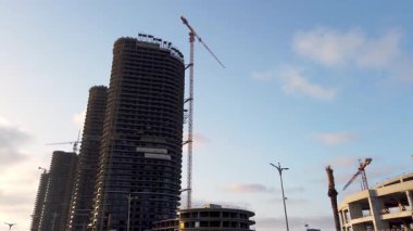 El Alamein, Mısır - 28 Temmuz 2021: Mısır 'da New Alamein şehrinin inşaatı devam ediyor, modern konfor ve altyapı ile birlikte. Bu gelişmeyle turizmin ilerlemesi ve bölgedeki ekonomik büyümenin desteklenmesi amaçlanıyor.