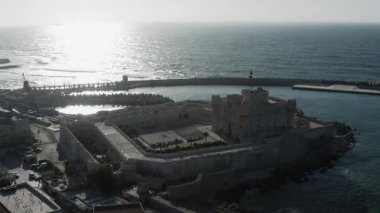 İskenderiye 'de Qaitbay Kalesi ve Bey Kalesi' ni gösteren çarpıcı insansız hava aracı görüntülerini izleyin. Nefes kesen manzaralar ve gökyüzünden gelen bu tarihi yapıların eşsiz perspektifleri..