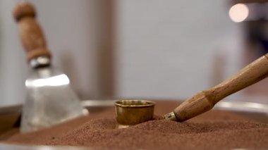 Türk kahvesini sıcak kumda demlemek, gelenek ve kültürle demlenmiş eşsiz ve zengin bir kahve deneyimi sunarak lezzetleri artıran antik bir Türk metodudur..