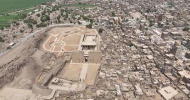 Aswan Mısır - 17 Eylül 2023: gündüz insansız hava aracı görüntüleri Aswan, Mısır 'da Edfu Tapınağı' nı gösteriyor. Antik Mısır mimarisini, karmaşık tapınak komplekslerini ve bu tarihi yerin çarpıcı hava görüntülerini araştırın..