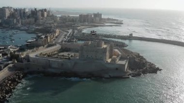 İskenderiye 'de Qaitbay Kalesi ve Bey Kalesi' ni gösteren hava görüntüsü. Bu tarihi yerlerin nefes kesici insansız hava aracı görüntüleriyle nefes kesici manzaralarını deneyimleyin..