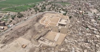 Gündüz insansız hava aracı görüntüleri Aswan, Mısır 'da Edfu Tapınağı' nı gösteriyor. Antik Mısır mimarisini, karmaşık tapınak komplekslerini ve bu tarihi yerin çarpıcı hava görüntülerini keşfedin..