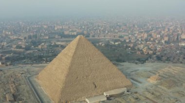 Mısır 'daki Giza Piramitleri' ndeki Khufu Piramidinin hava görüntüsü bu antik harikanın etkileyici mimarisini vurgulayarak ihtişamını ve tarihsel önemini gözler önüne seriyor..