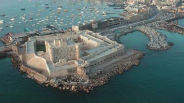 İskenderiye 'deki Qaitbay Kalesi ve Bey Kalesi' nin çarpıcı insansız hava aracı görüntülerini inceleyin. Bu büyüleyici görsel deneyimin mimari güzelliğini ve tarihsel önemini vurgulayın..