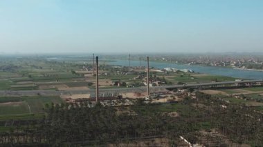 Şehirdeki eski bir borunun ya da bacanın havadan görüntüsü. Bu tarihi tuğla fabrikası, geçmişteki imalat ortamlarının sanayi mirası ve mimari önemini sergiliyor..