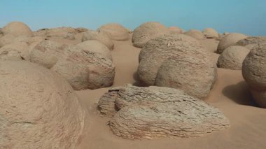 Moeris Gölü yakınlarındaki Wadi Batikh Çölü 'ndeki Fayoum, Mısır' daki çarpıcı karpuz vadisini keşfedin. Bu eşsiz yer büyüleyici jeolojik oluşumlar ve manzaralar sergiliyor..